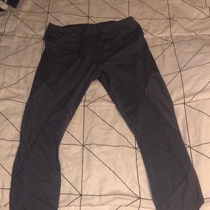 Bluish-gray capri leggings with netting